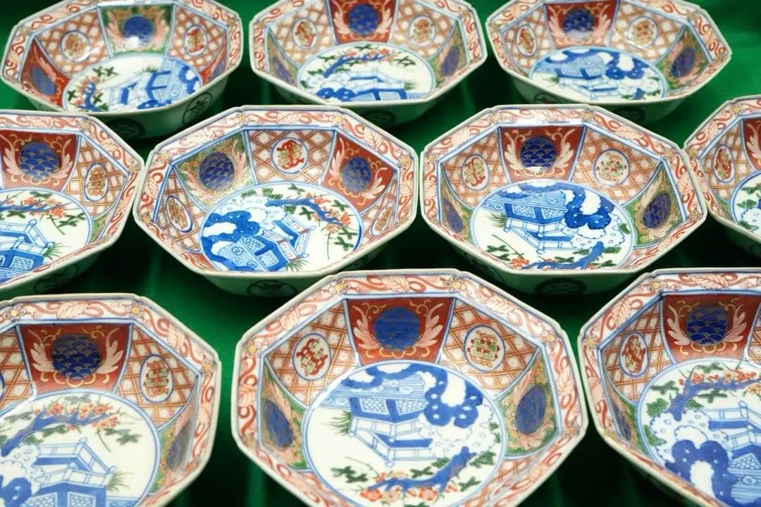 1，大聖寺伊万里１０客　赤絵金彩　八角中皿　大明萬暦年製　磁貫入　丸紋巻物　波図