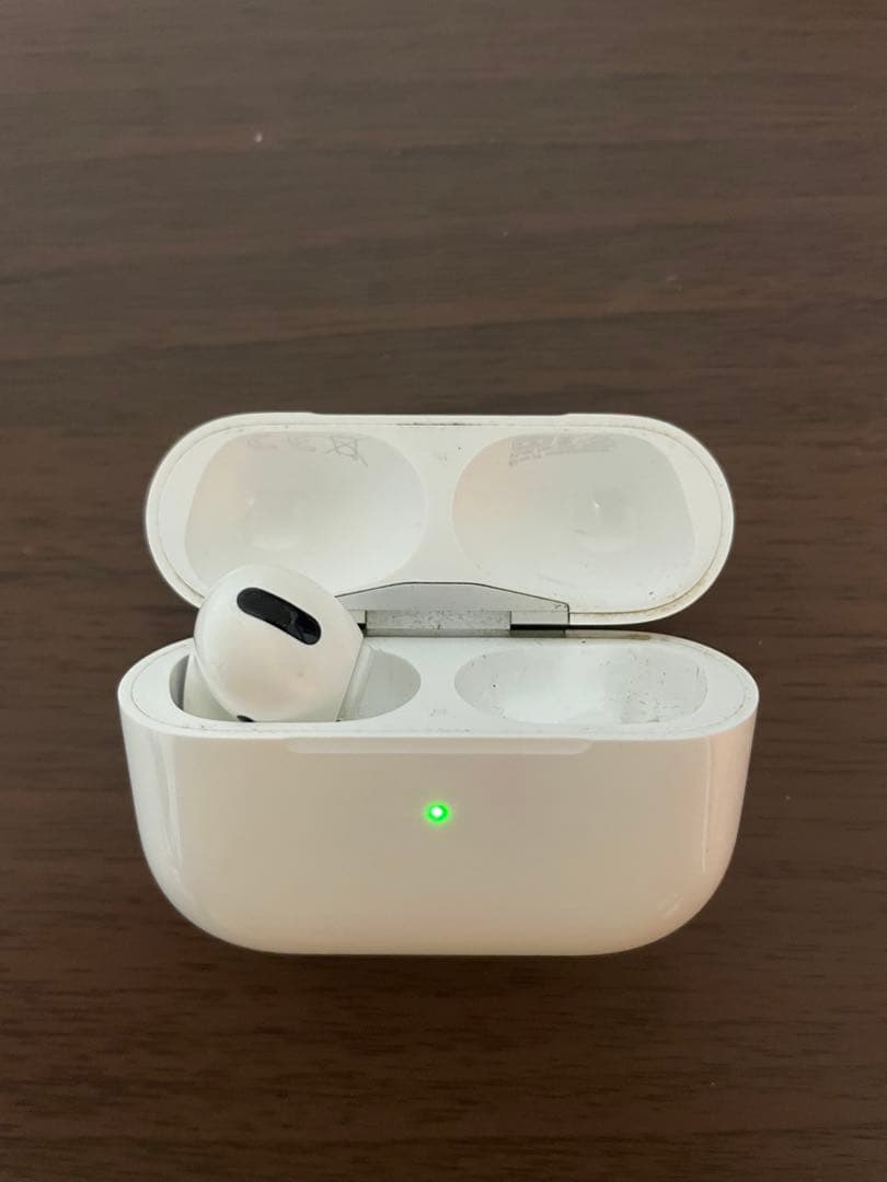 Apple Air Podsケースと左耳