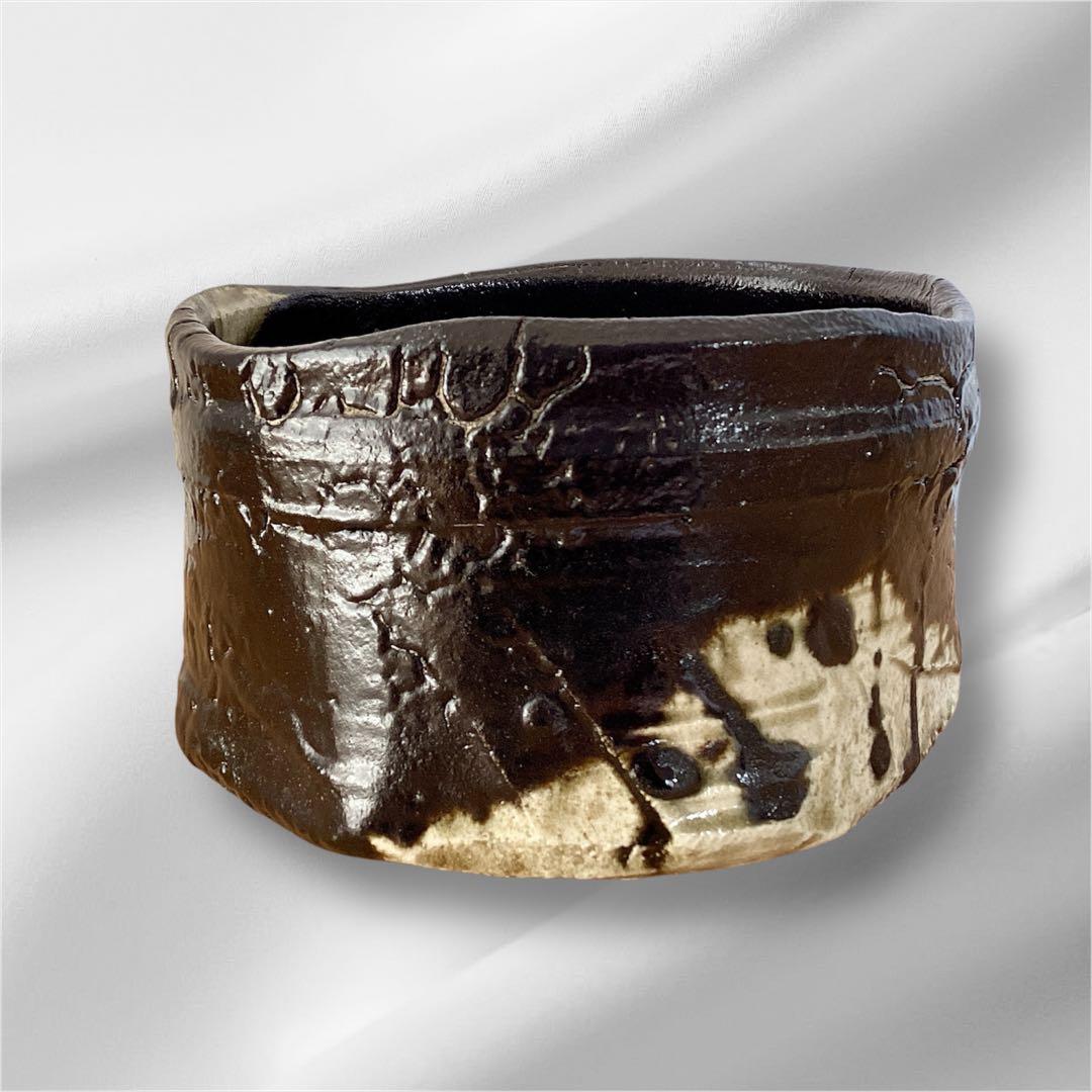 【山田和　美品　上位作】　黒織部　茶碗　共箱　共布　陶暦　造形美を堪能できる一品
