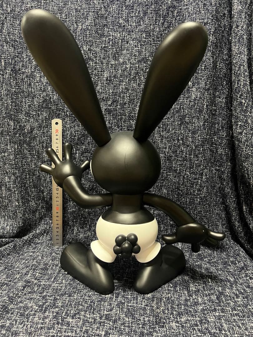 100個限定品　ディズニー　オズワルド　ビッグソフビフィギュア　モノトーンカラー