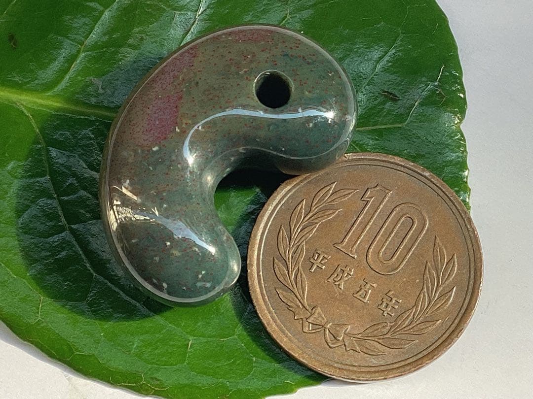 ✳20万円以上の品　赤斑文点入り1点物　出雲青緑【碧玉】勾玉　鑑別書付き半額以下