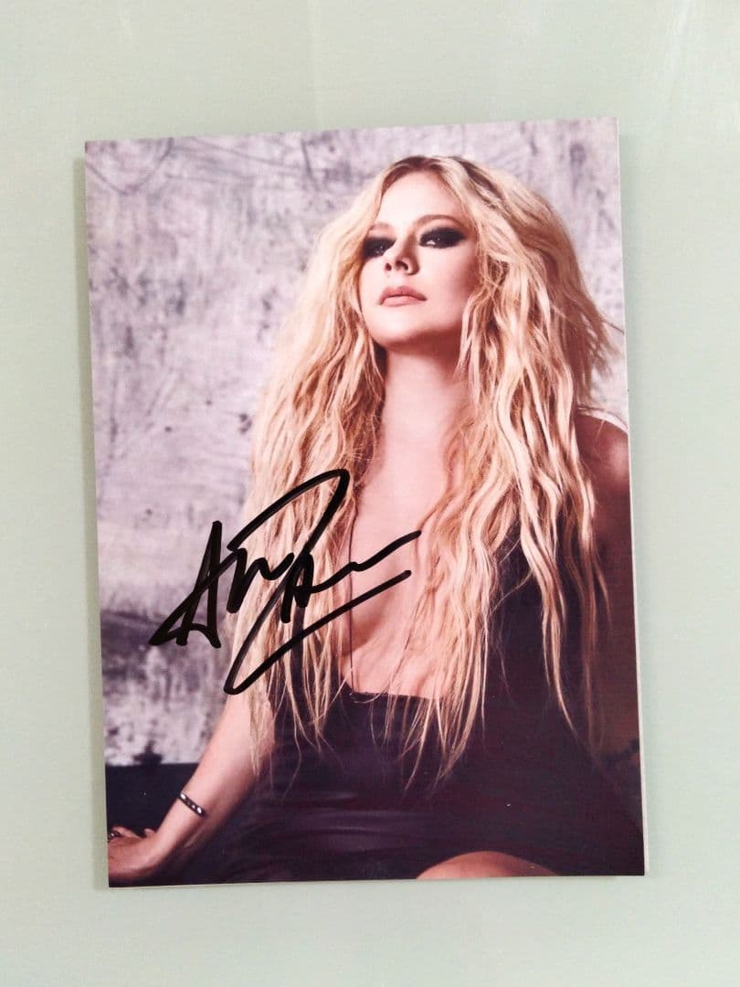 セール中…アヴリル・ラヴィーン直筆サイン入り2Lサイズ写真‥Avril〜