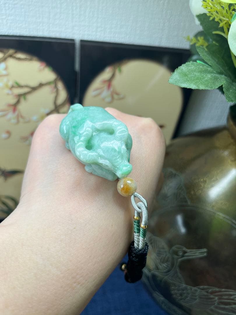 デカい❣️天然本翡翠　健康、やる気満々、濃い目満陽緑翡翠の丑牛干支　鑑定書付き