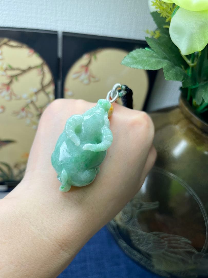 デカい❣️天然本翡翠　健康、やる気満々、濃い目満陽緑翡翠の丑牛干支　鑑定書付き