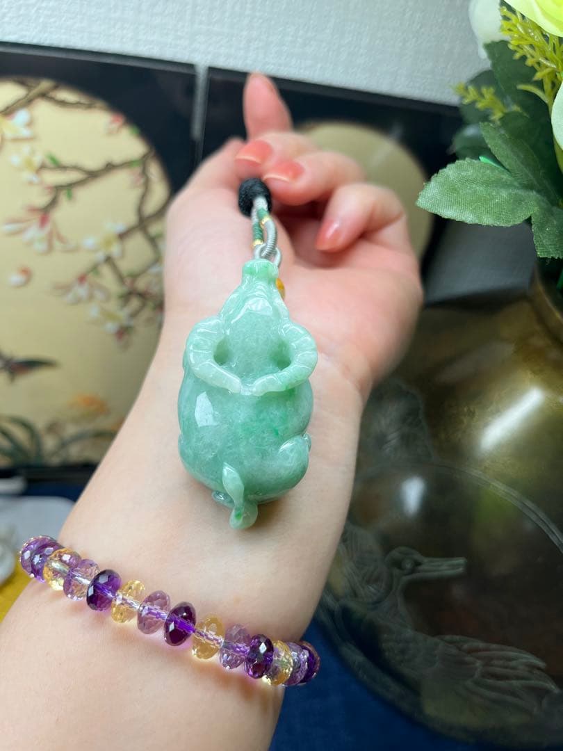 デカい❣️天然本翡翠　健康、やる気満々、濃い目満陽緑翡翠の丑牛干支　鑑定書付き