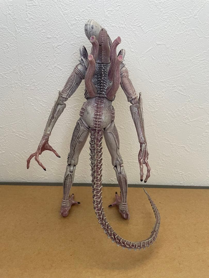 アルビノエイリアン　ネカ　フィギュア