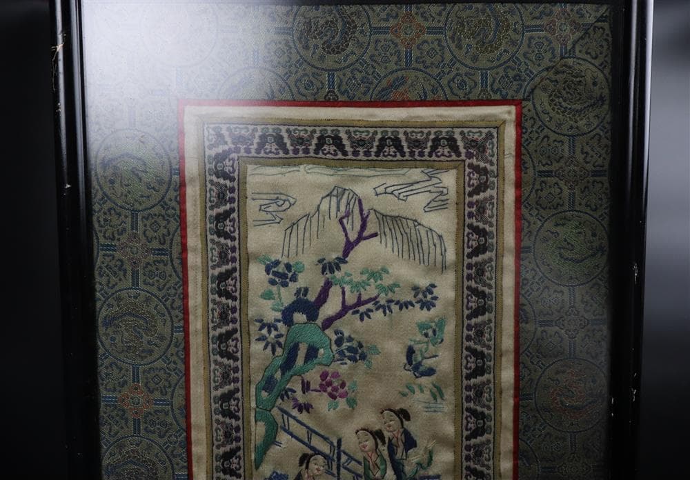 【繍】　★ 額装 庭院仕女図繍片 ★　時代物　亭台 柳樹 刺繍文様　明清織繍