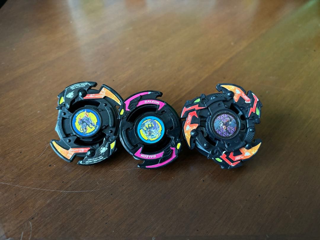 初代ベイブレード30個まとめ売り♪(スタジアム、レア☆ランチャー付き)
