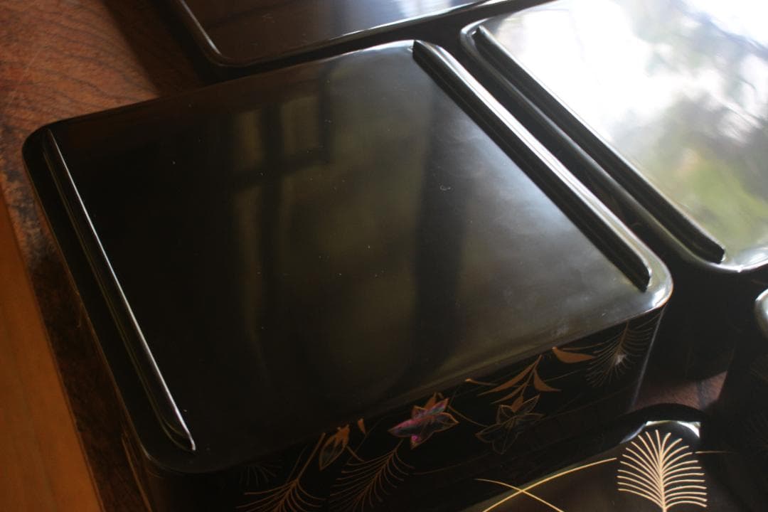 極小保管傷のみ！上質内朱黒漆に極上秋草螺鈿蒔絵の輪島塗台付三段重（検重箱お重