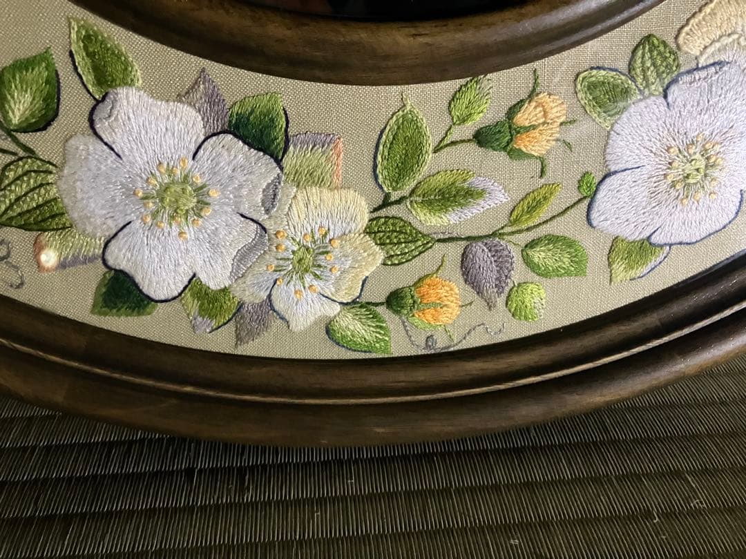 高島屋の刺繍作品展示会で20 万円で展示された丸型刺繍付き鏡