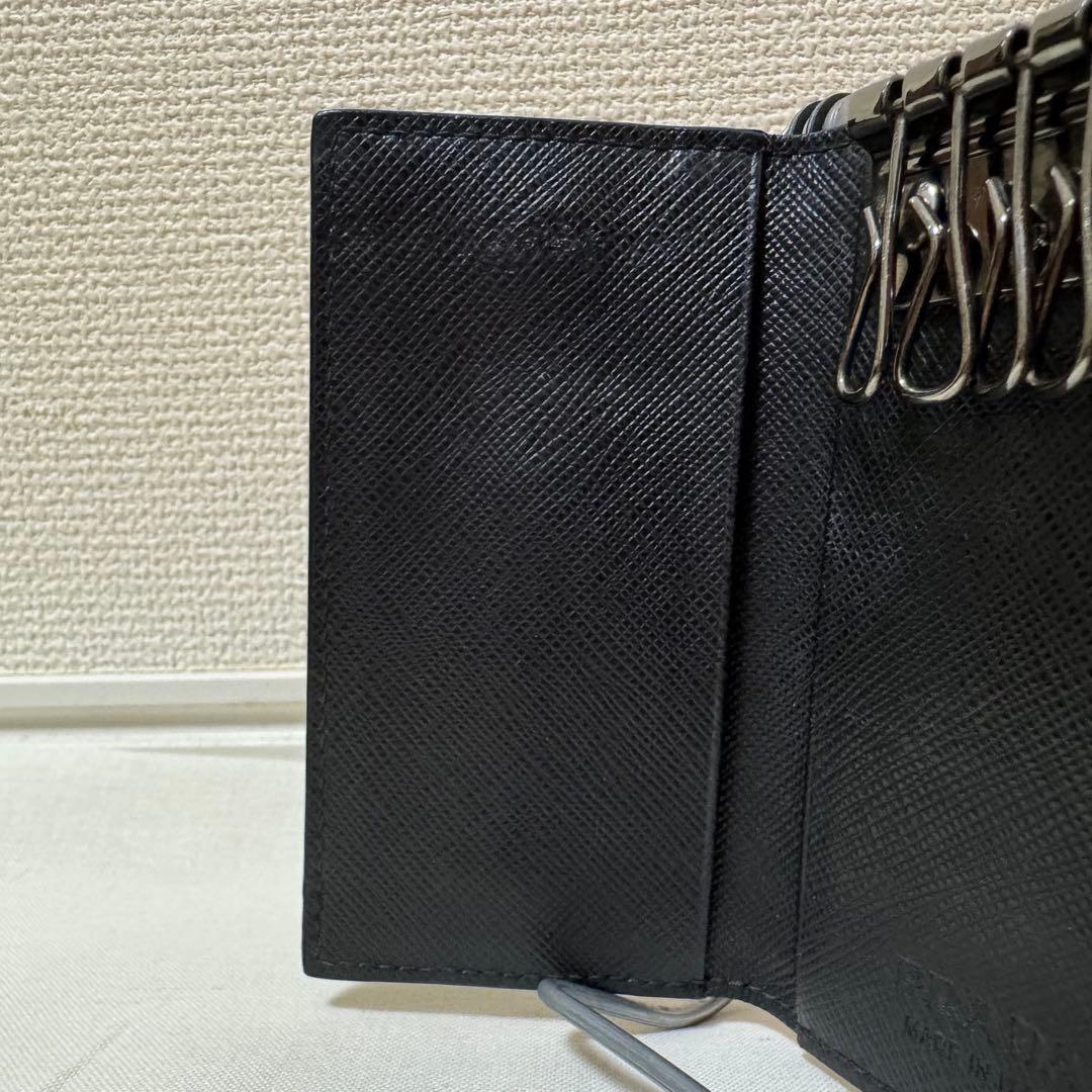 【美品】プラダ PRADAサフィアーノレザー 6連 金具ロゴ キーケース