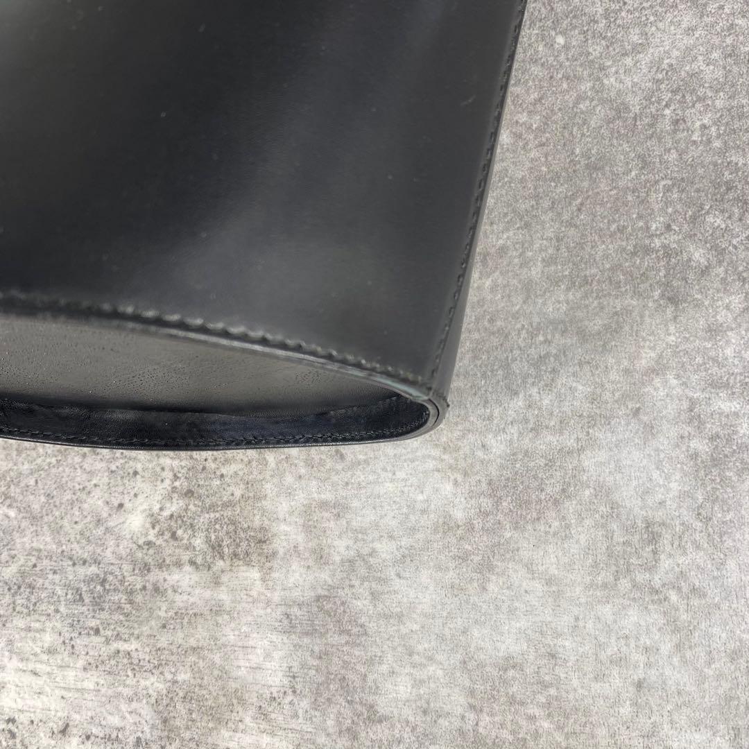 美品 フェラガモ ヴァラ金具 リボン バケツ型 レザーハンドバッグ ブラック 黒