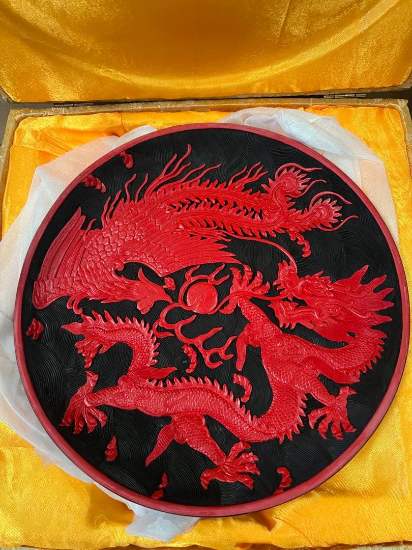 赤い漆器 龍と花の彫刻　皿　オブジェ　中国