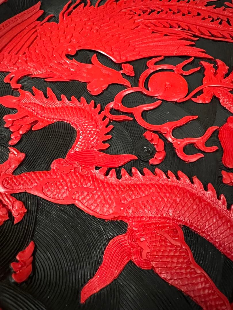 赤い漆器 龍と花の彫刻　皿　オブジェ　中国