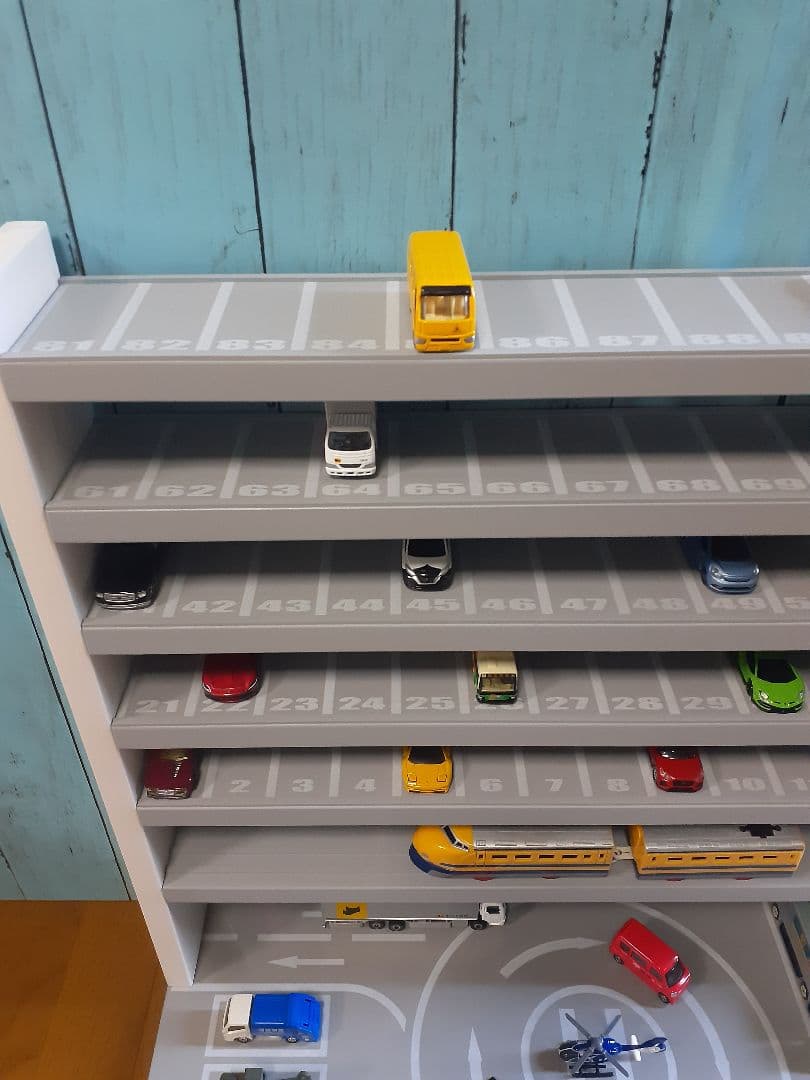 hanna♡子供服セール中1段目ロング　最新版自作トミカ110台プラレール