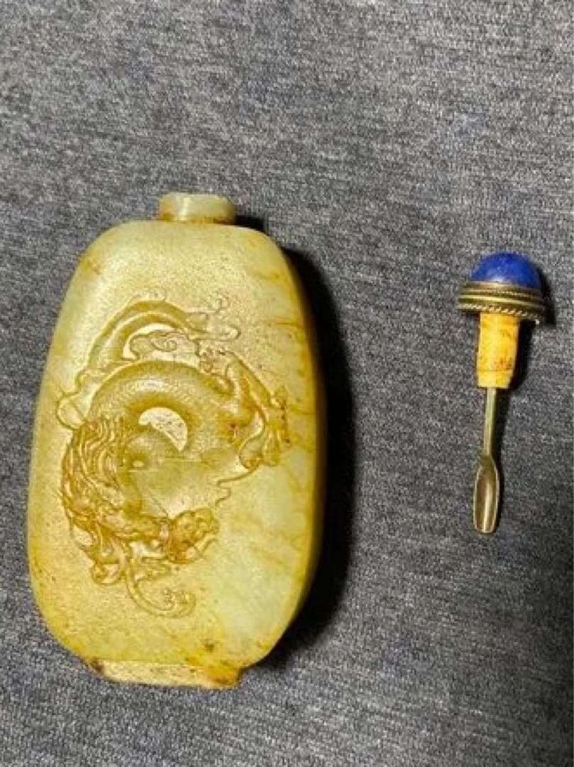 中国古美術品　雲龍文陽刻砡製鼻煙壷　玉石