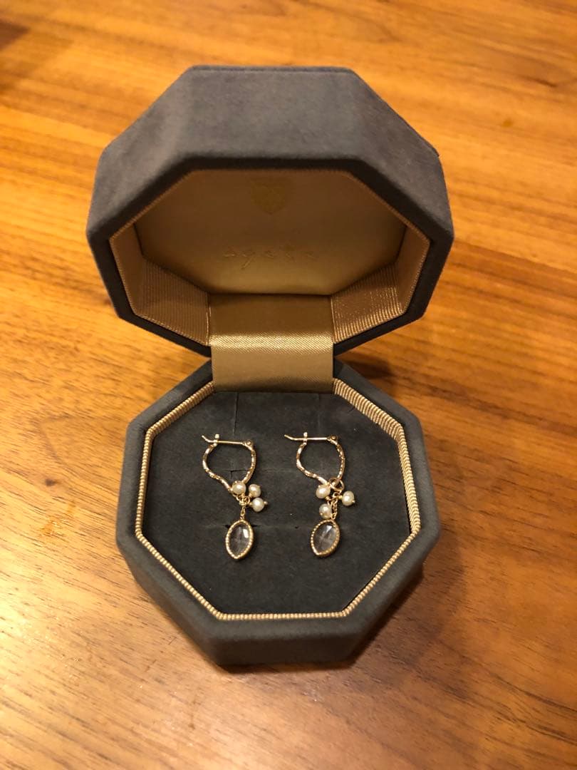 アガット　フラワーモチーフ ゴールドピアスとクウォーツチャームのセット