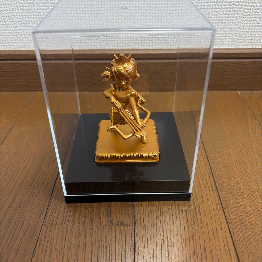 【希少非売品】クラロワ プリンセスフィギュア ＋スーパー魔法の宝箱バッジ