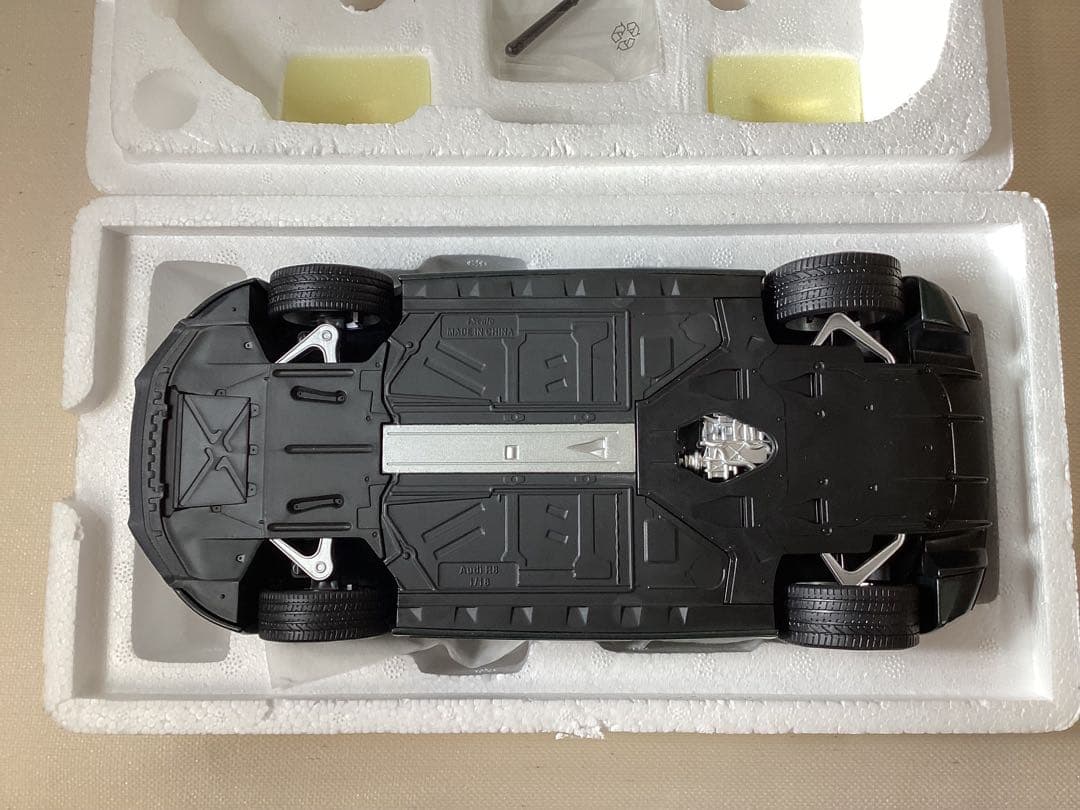 京商1/18 アウディAudi R8 V10 プラスクーペ　カモフラグリーン