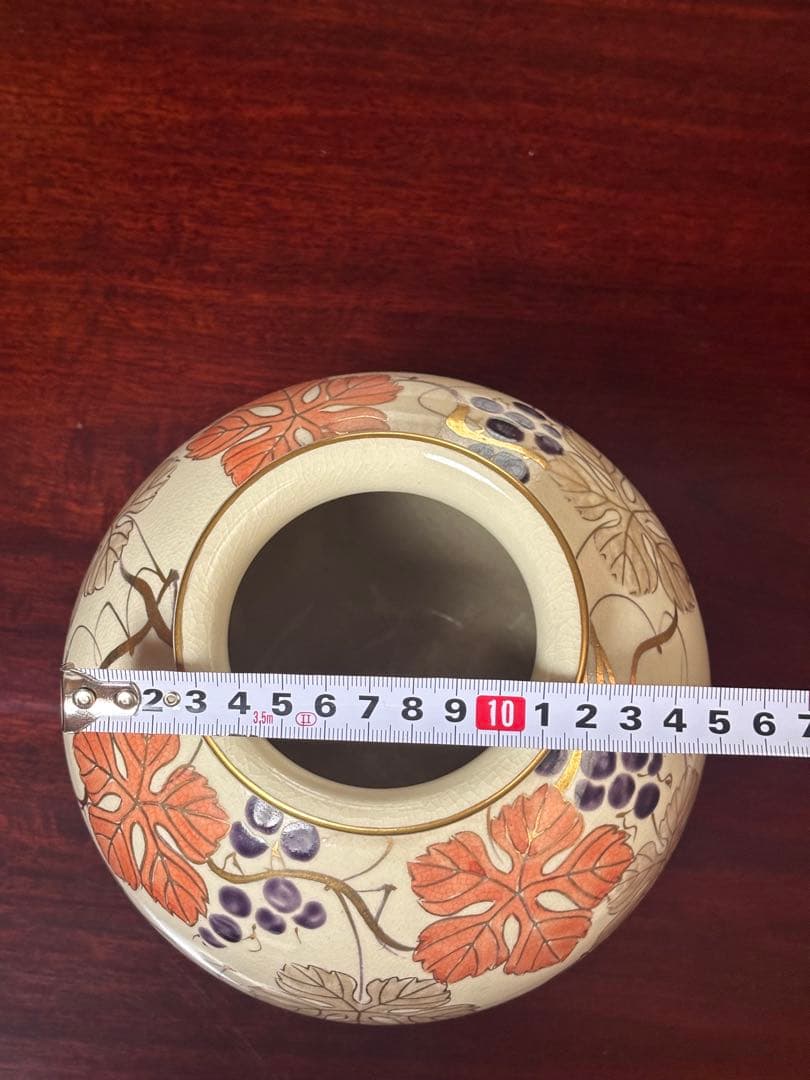 ぶどうと葉の装飾の陶器花瓶