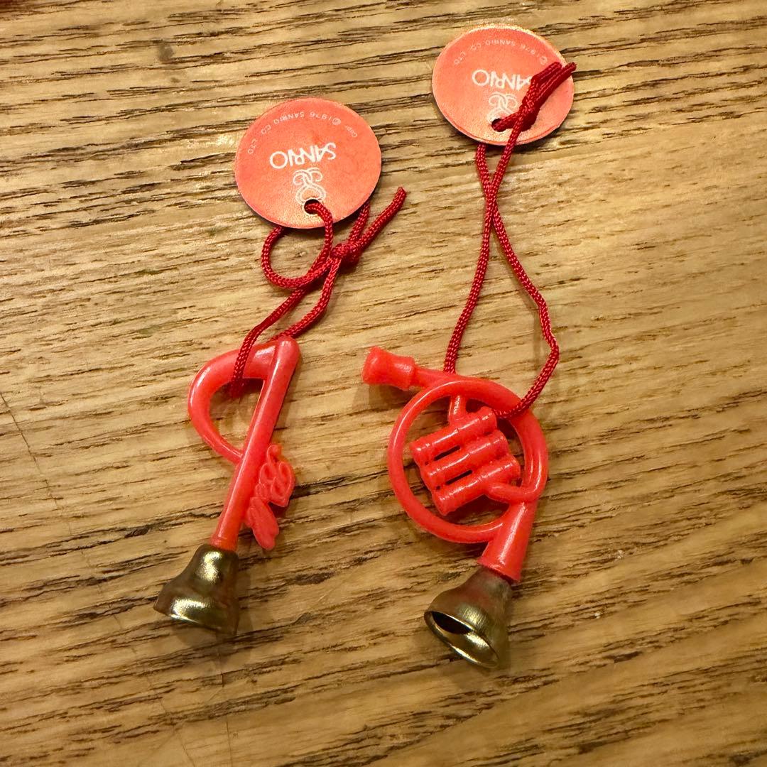 まとめ売り サンリオ 赤色 ラッパ ホルン チャーム 鈴付き 約60個