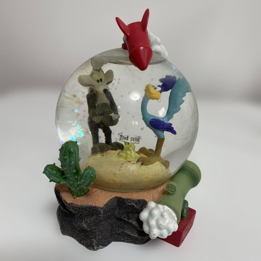 ワイリーコヨーテ ＆ ロードランナー　スノードーム　フィギュア