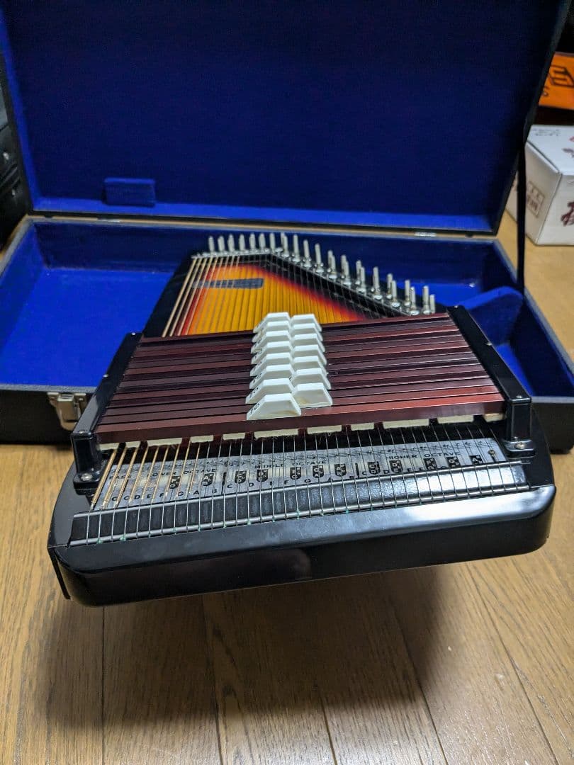 オートハープ　東海楽器(クロマハープ）綺麗な中古品　音出し確認のみ