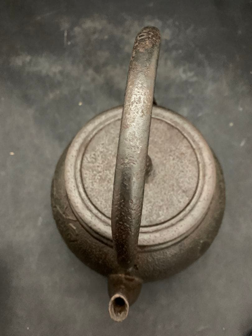 南部鉄瓶　葡萄蝶図　鉄瓶　茶道具　約2.3リットル