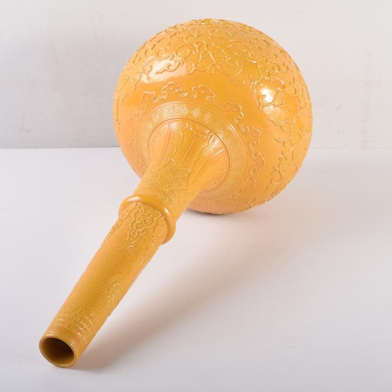 中国　黄釉　刻神獣纏枝花弁文　長顎瓶　在銘　V　7128A