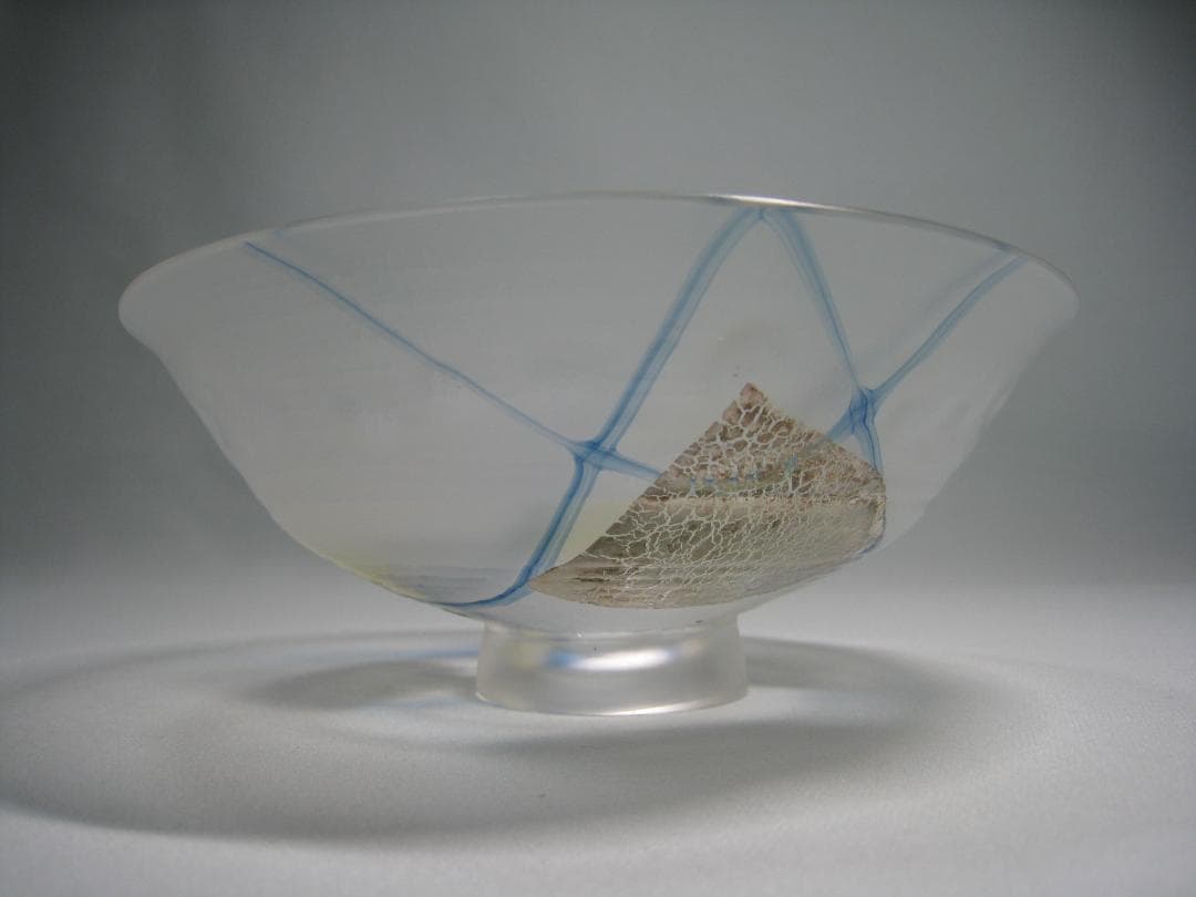 ガラス製抹茶碗　水崎長寿　義山平茶盌　　銘【銀箔清流】