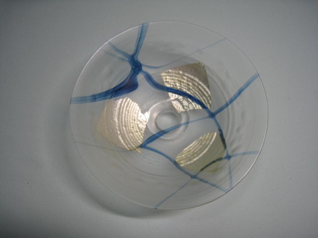 ガラス製抹茶碗　水崎長寿　義山平茶盌　　銘【銀箔清流】