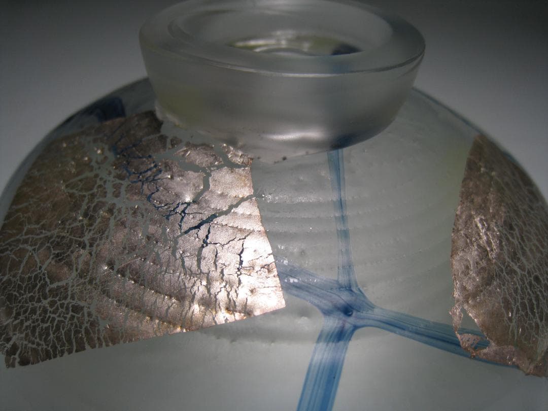 ガラス製抹茶碗　水崎長寿　義山平茶盌　　銘【銀箔清流】