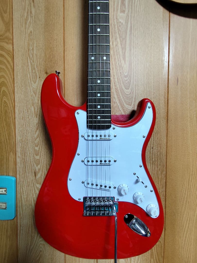 お楽しみキャスター　赤いエレキギター シングルコイル、トレモロ搭載　展示品レベル