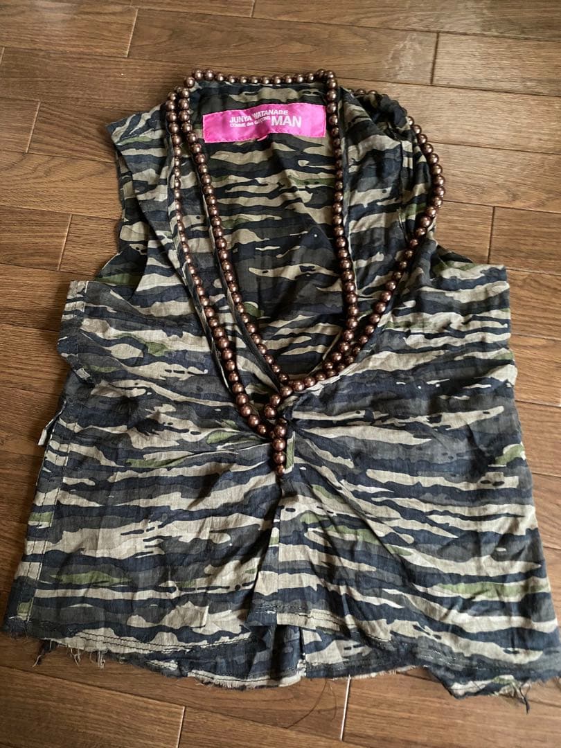 コムデギャルソン、ジュンヤワタナベマンの飾り付き迷彩柄タンクトップ