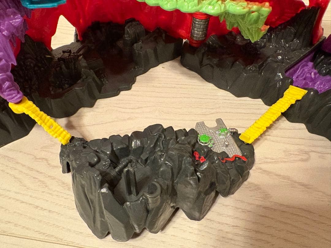 マイティマックス　地獄要塞スカルマウンテン　フィギュアセット