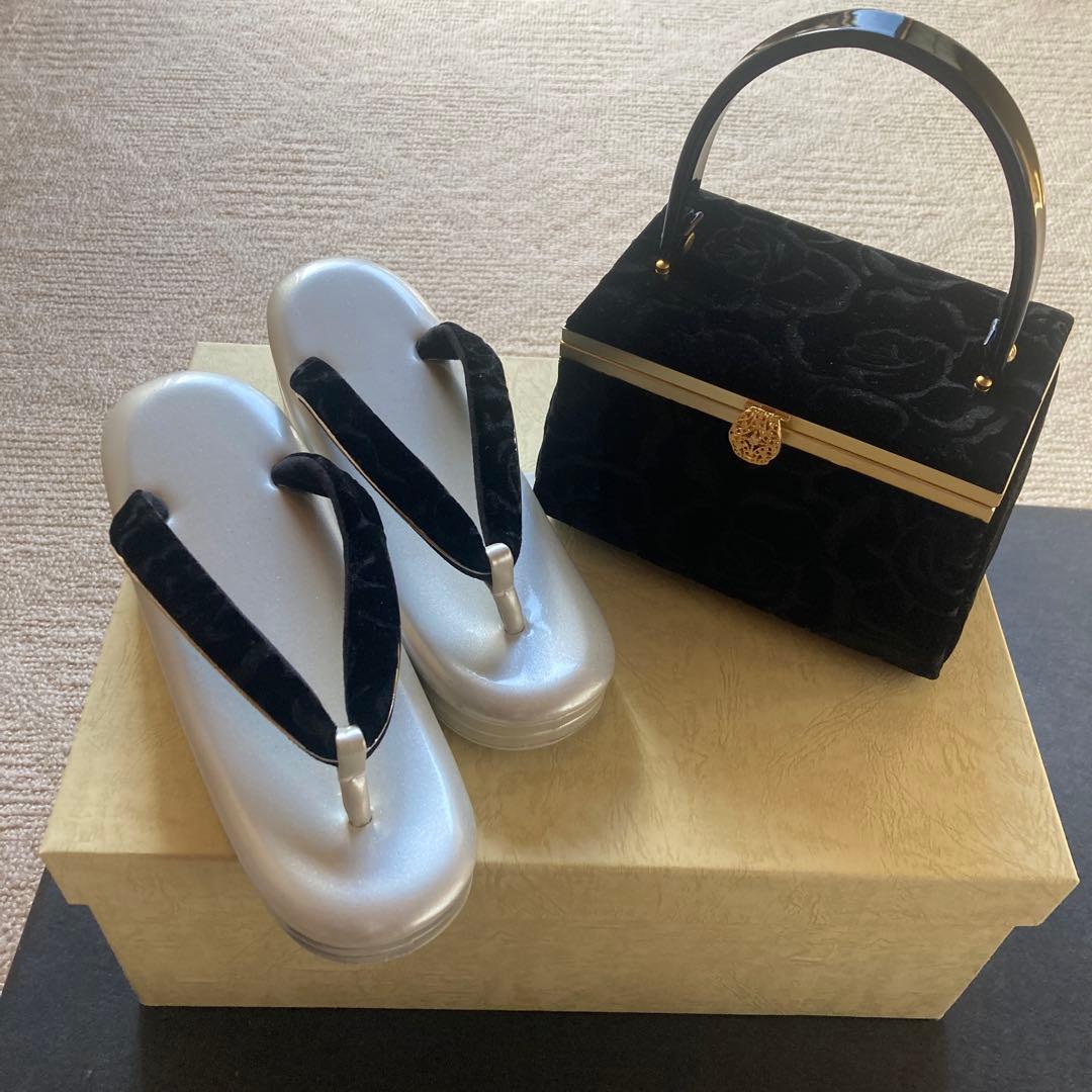 黒の花柄ベルベットバッグとシルバーの草履のセット