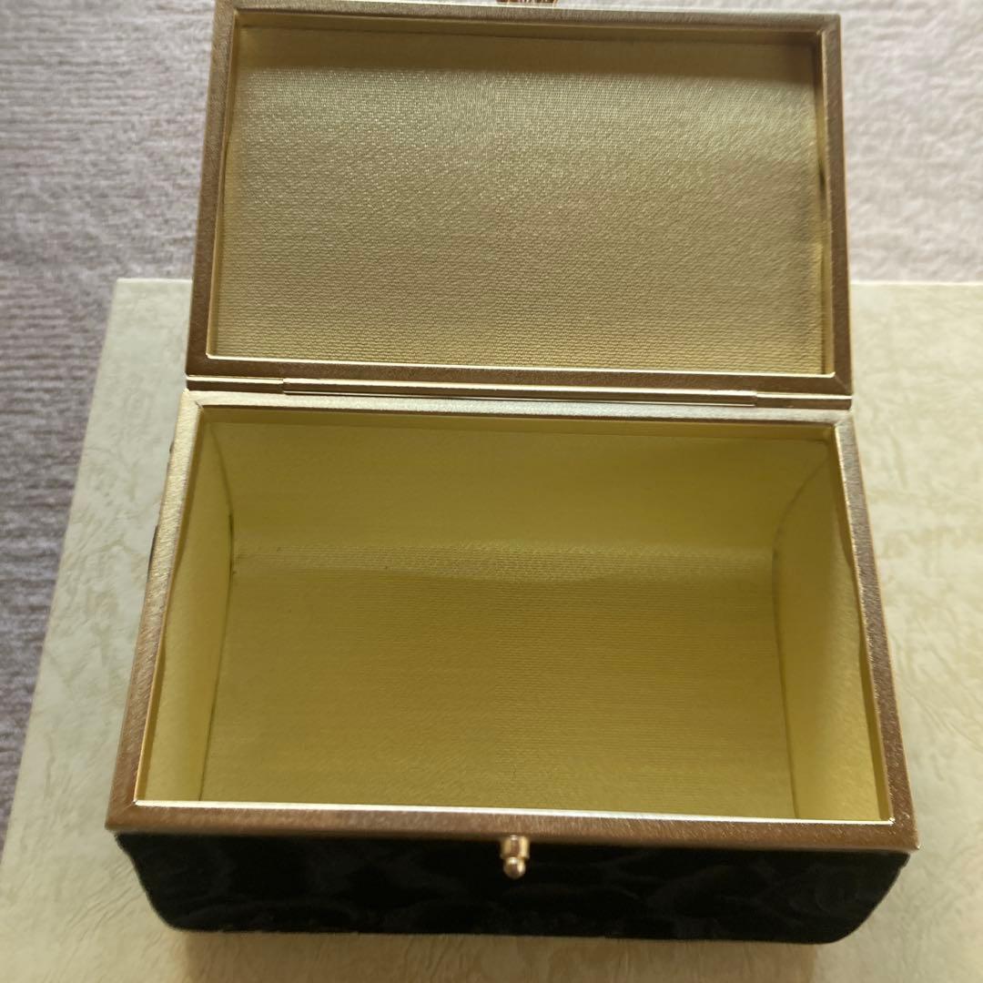 黒の花柄ベルベットバッグとシルバーの草履のセット