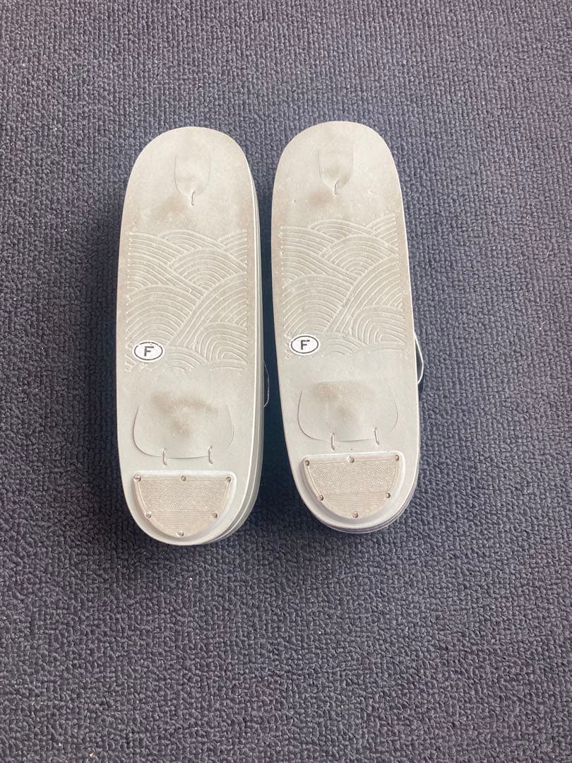 黒の花柄ベルベットバッグとシルバーの草履のセット