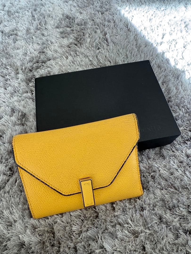 美品 ヴァレクストラ イジィデ レザー コンパクトウォレット イエロー