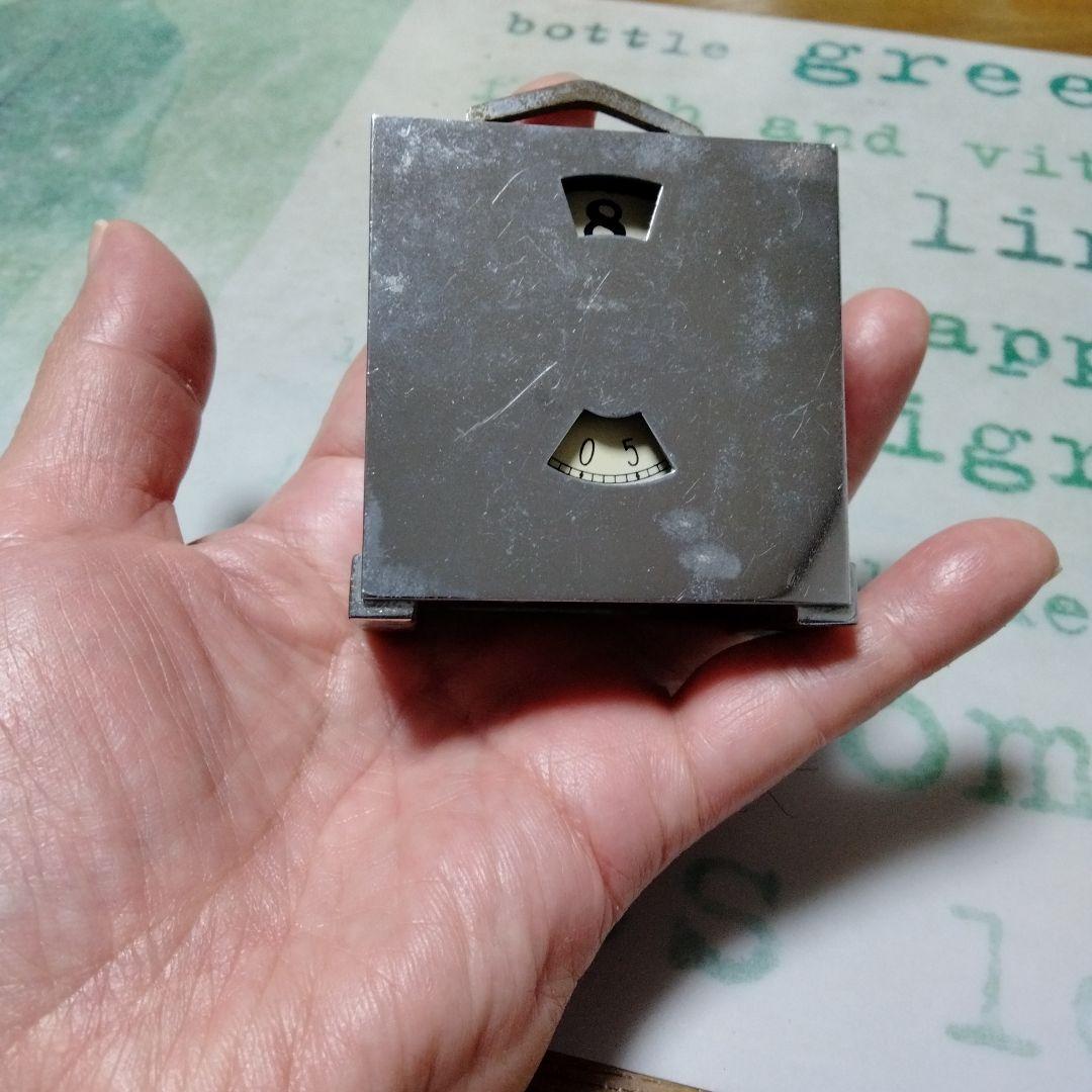 ゼンマイ式デジタル置時計