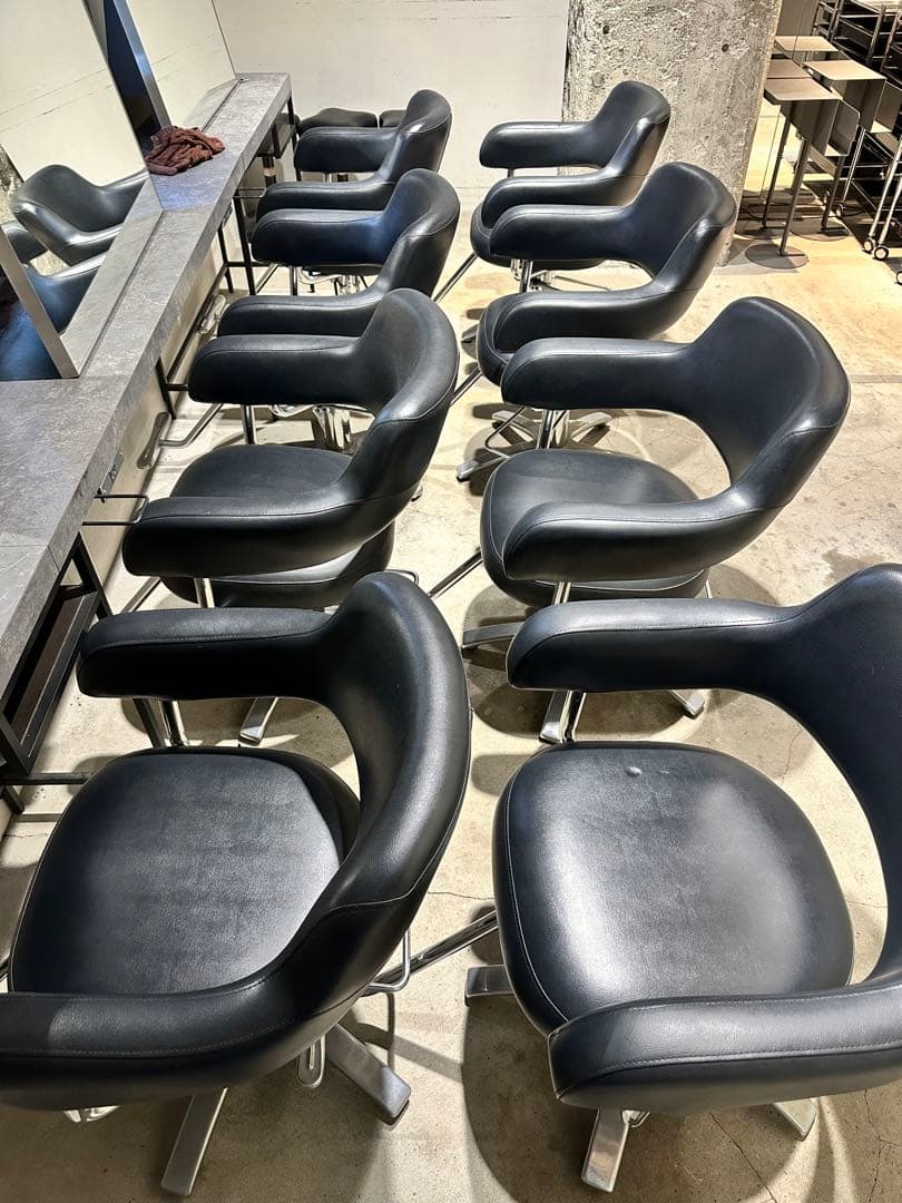 ラスト1脚タカラベルモントのスタイリングチェアMinamo ブラック 引取限定。