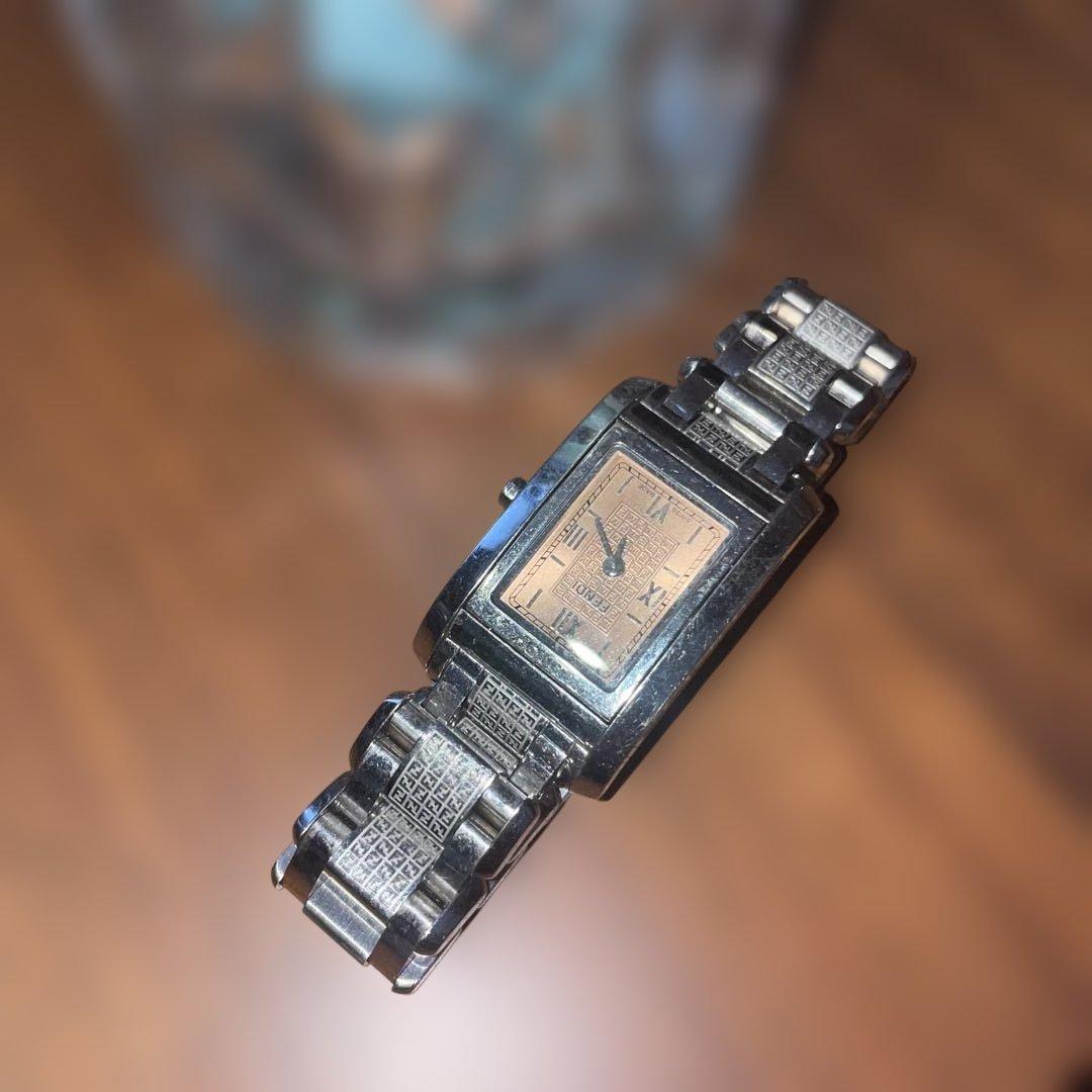 FENDI シルバー アナログ時計 ベージュ文字盤