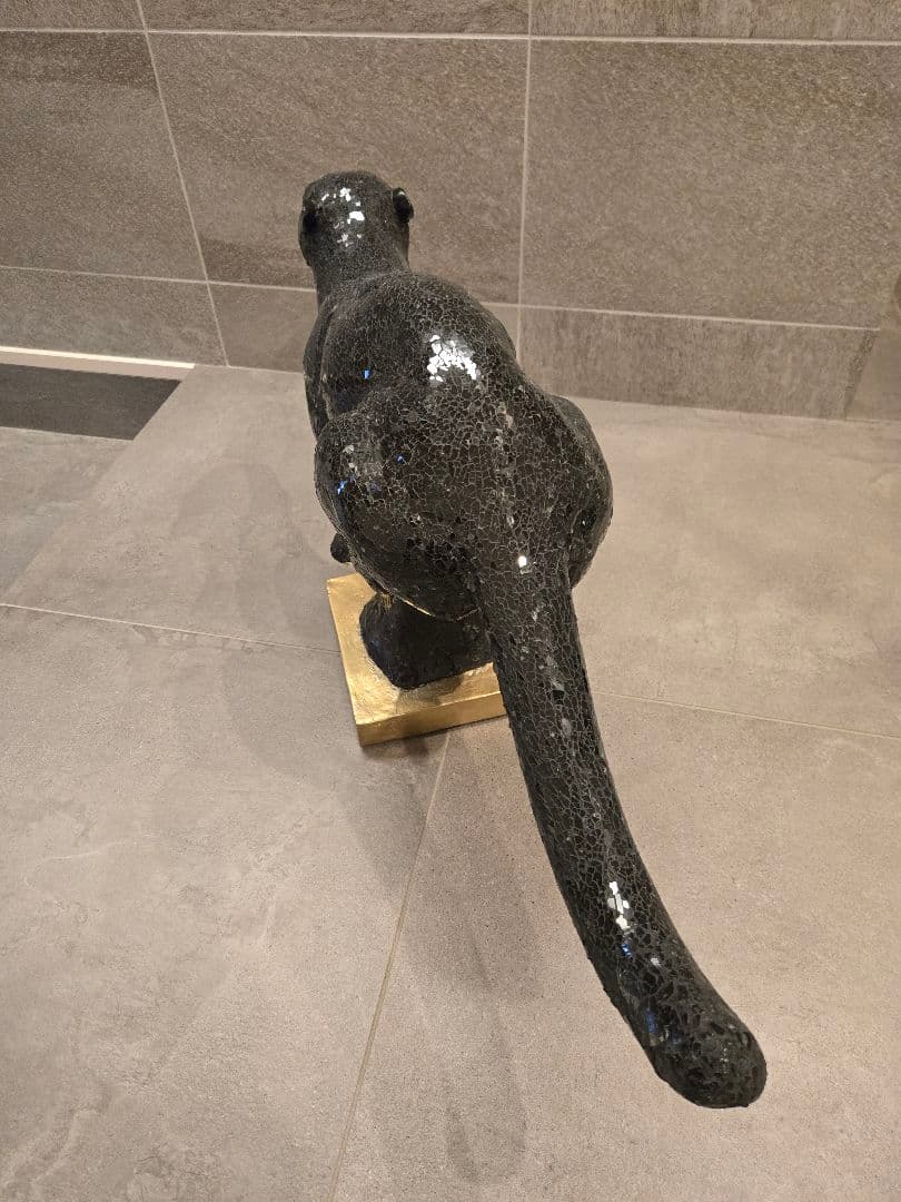 クロヒョウ　黒いオブジェ　 金色の台座付き 装飾品