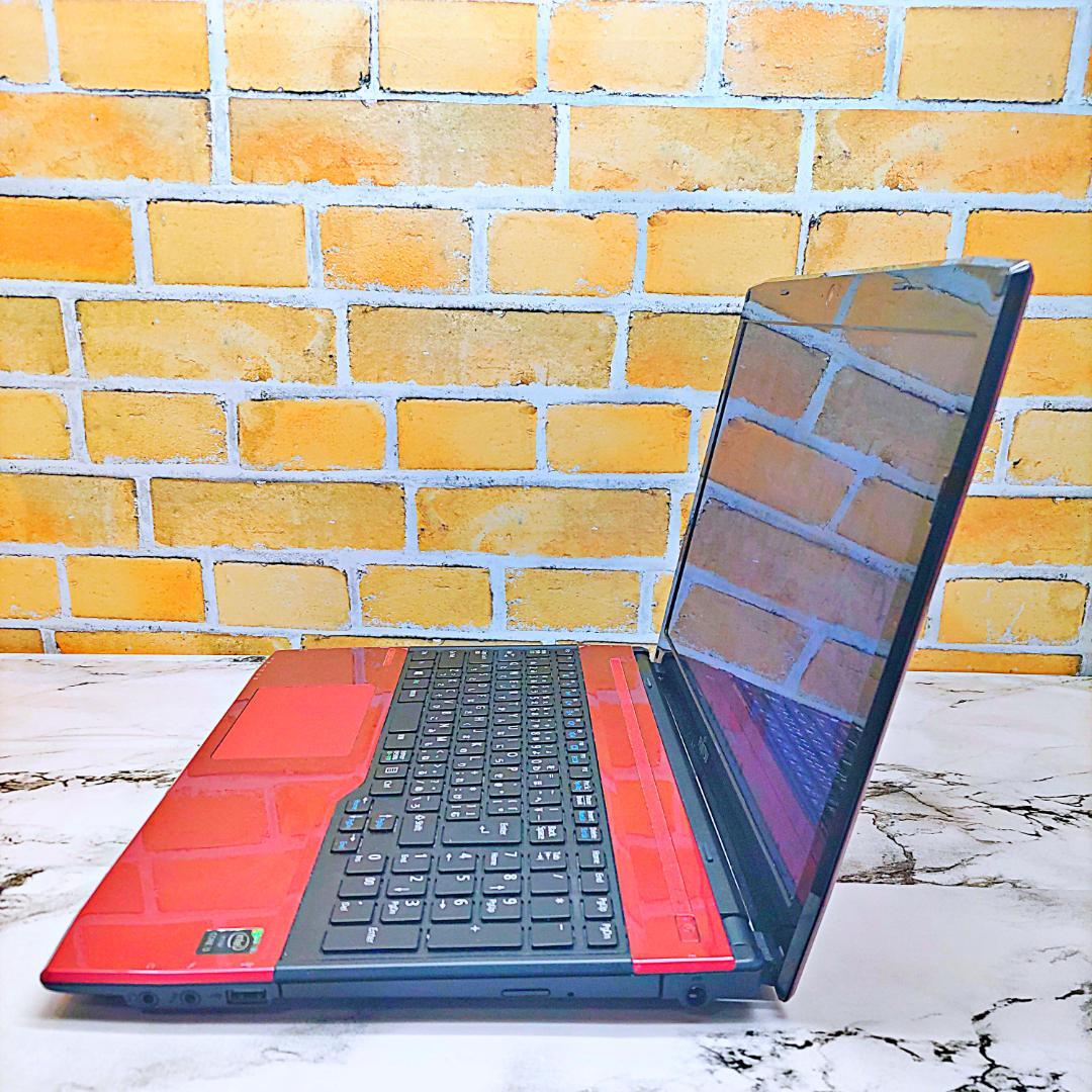 お手頃価格ノートパソコン❤️爆速SSD☘️Blu-ray・メモリ８G❣️i3搭載