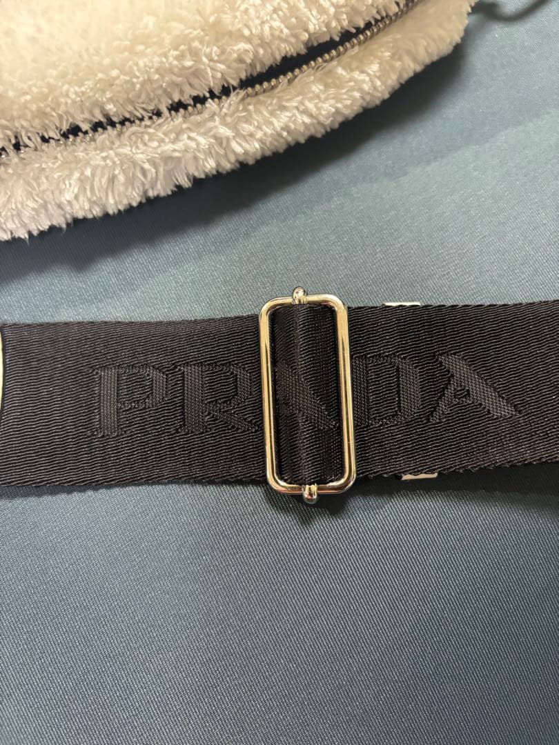 PRADA ホワイトファーショルダーバッグ