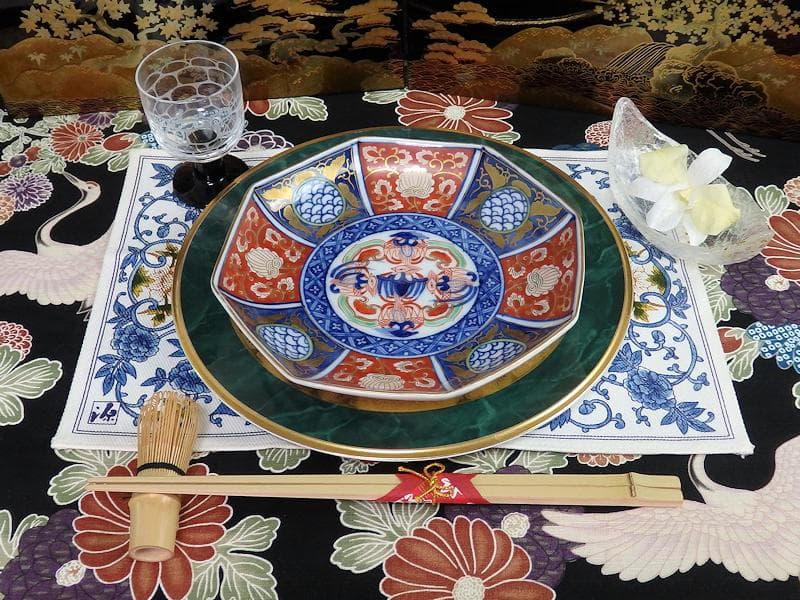 大聖寺伊万里　金襴　金唐草に青海波の図　描分八角６寸皿　２枚　079AS-CQe