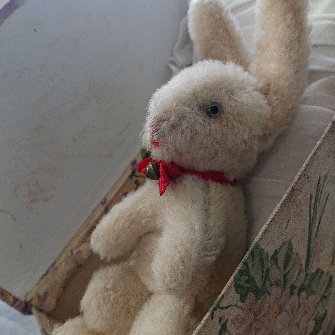 グラスアイの小ぶりなウサギのぬいぐるみ