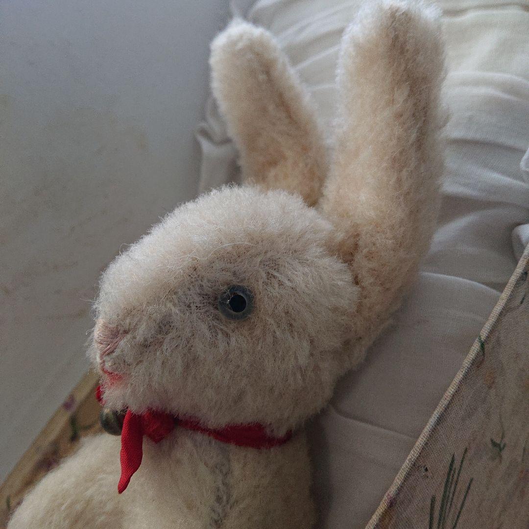 グラスアイの小ぶりなウサギのぬいぐるみ