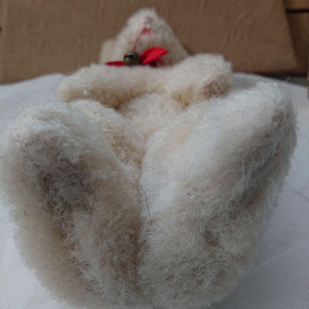 グラスアイの小ぶりなウサギのぬいぐるみ