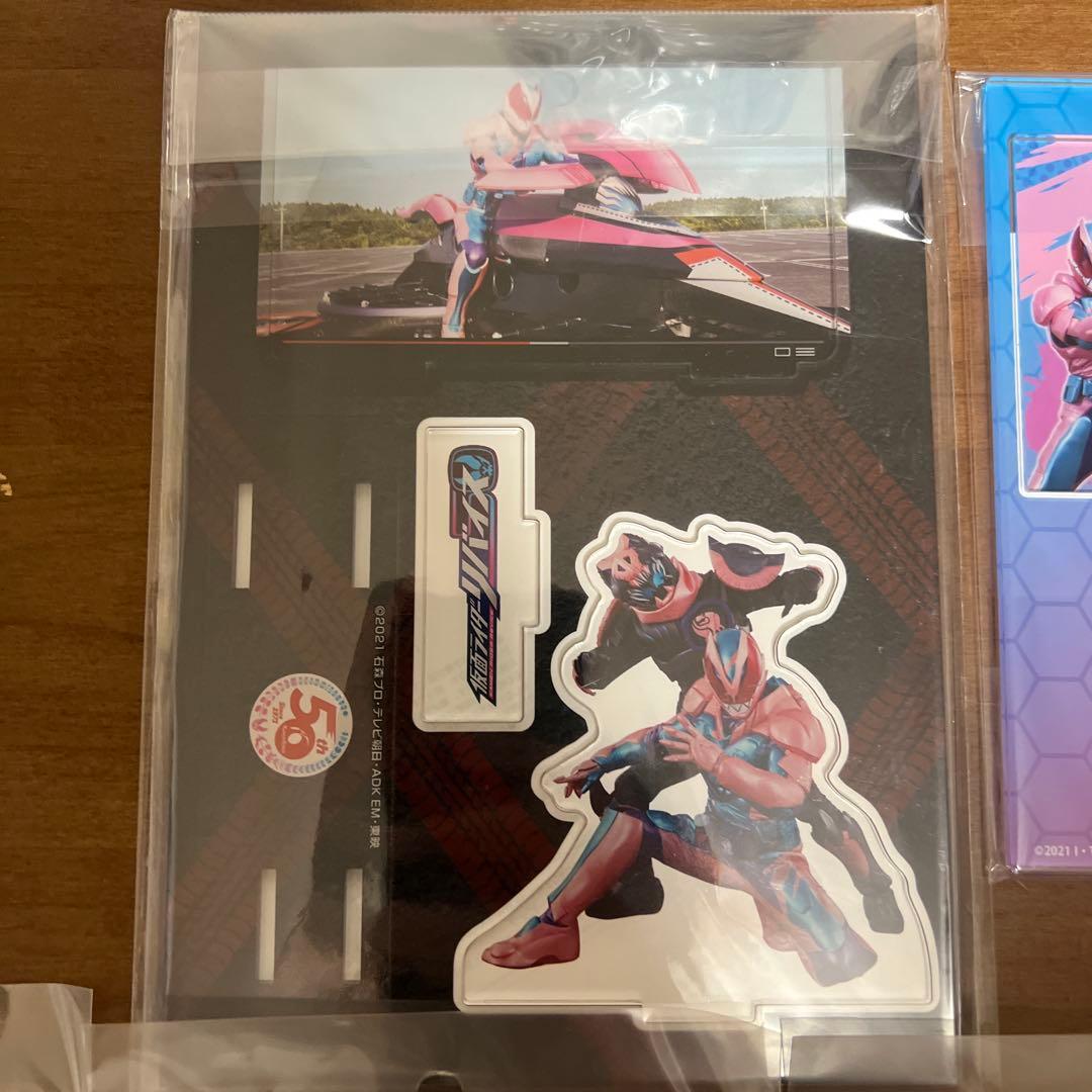 仮面ライダーリバイス　アクリルスタンド